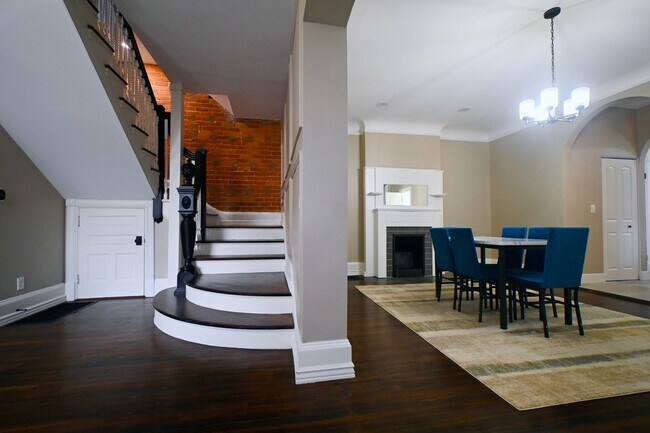 Building Photo - 2369 Park Ave