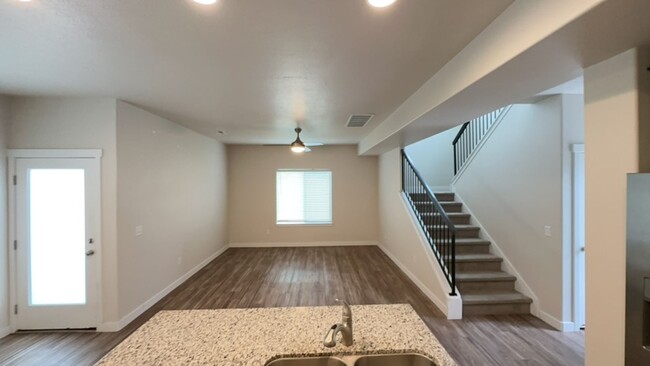 Building Photo - Lovely NSL Townhome - available this month!