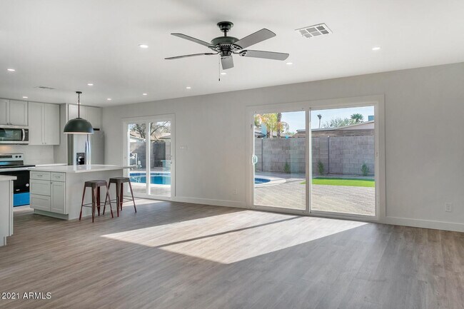 Building Photo - 2333 E Paradise Dr