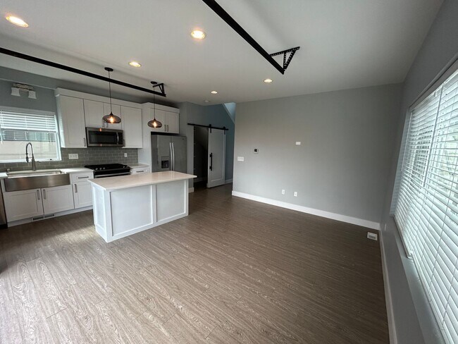 Building Photo - Modern 2 Bed, 2 Bath with Rooftop Patio!