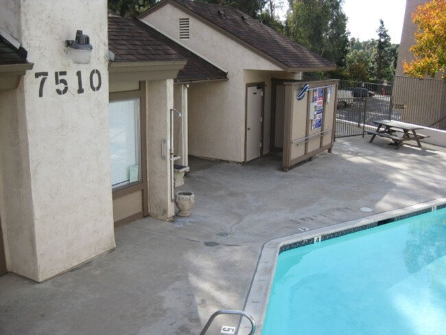 Building Photo - 1 Bedroom 1 Bathroom Single Story Condo on...