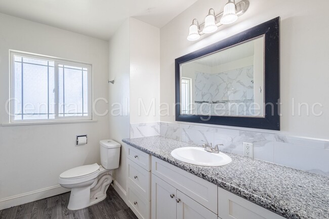 Building Photo - 3 Bedroom, 2 Bath Home Near Bakersfield Co...