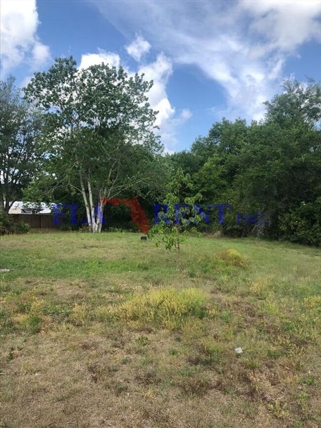 Building Photo - Newly renovated 4/2 Mobile home on large lot in Orlando**