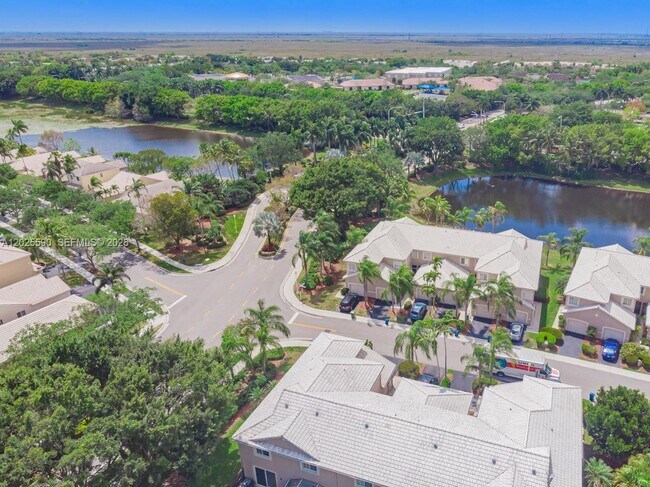 Building Photo - 2098 Madeira Dr