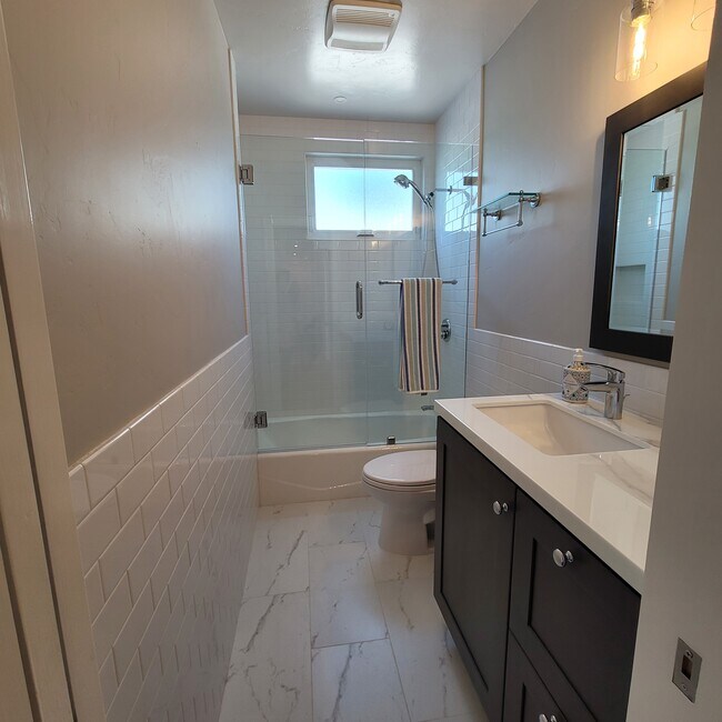 Building Photo - 827 Lindaraxa Park N