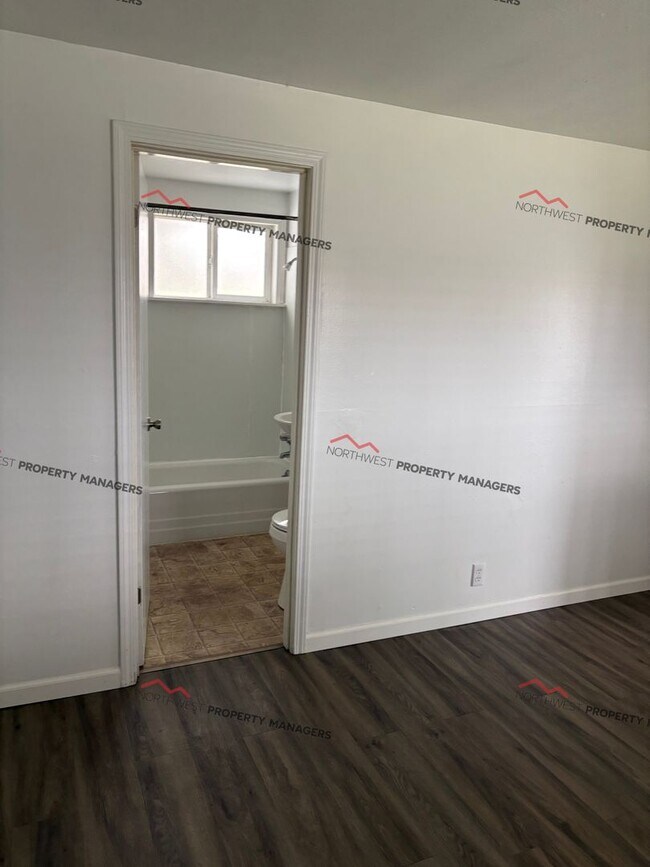 Building Photo - R72B