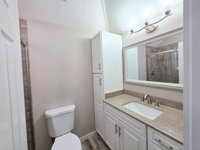 Building Photo - Waterfront condo with community pool!