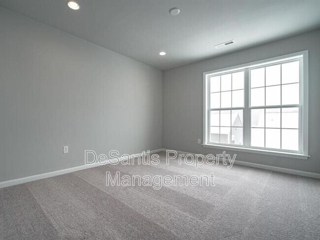 Building Photo - 1451 Hastings Cres