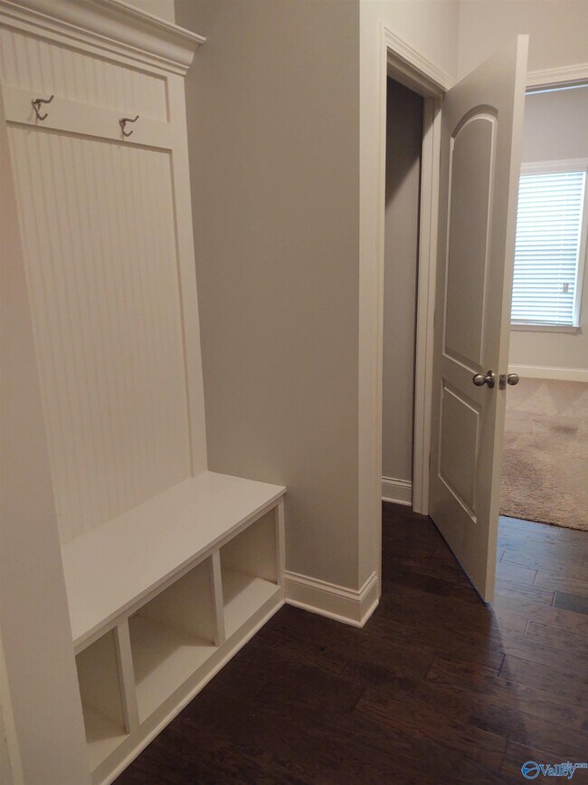 Building Photo - 105 Twin Springs Dr