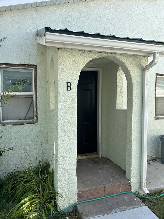 Building Photo - 418 W 13th St