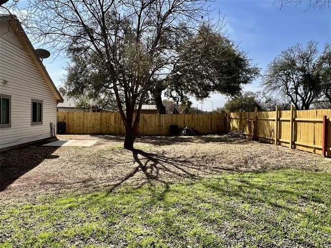 Building Photo - 1101 Forest Oaks Path