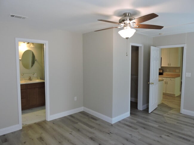 Building Photo - 125 Louise Dr