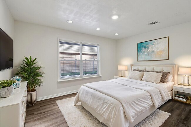 Building Photo - 10328 Shadow Oaks Dr