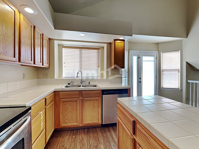 Building Photo - 2211 Pinyon Jay Dr