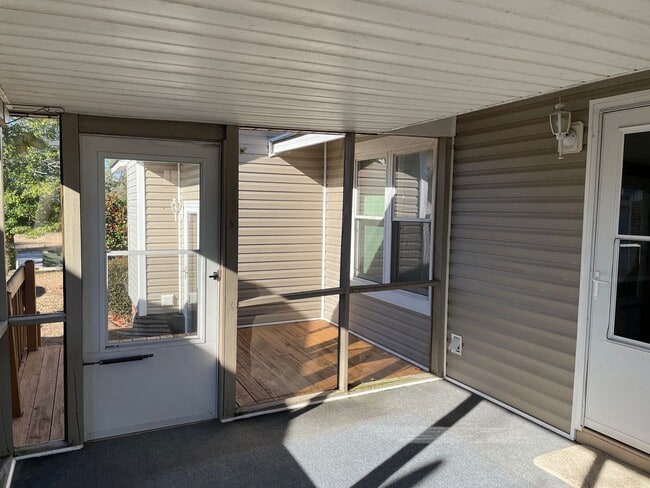 Building Photo - 3 Bedroom / 2 Bath Ranch