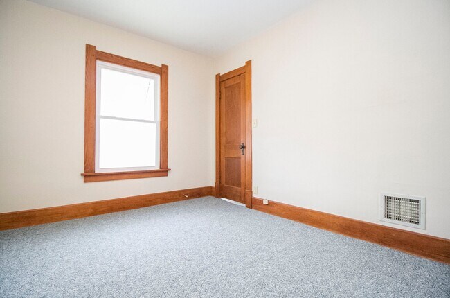 Building Photo - 902 Dryden Dr