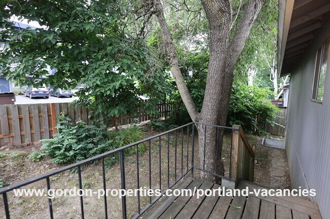 Building Photo - SE 15th Ave - remodeled 3 bedroom duplex w...