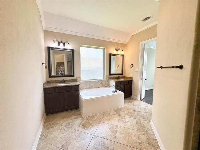 Building Photo - 21346 Huron Bend Dr
