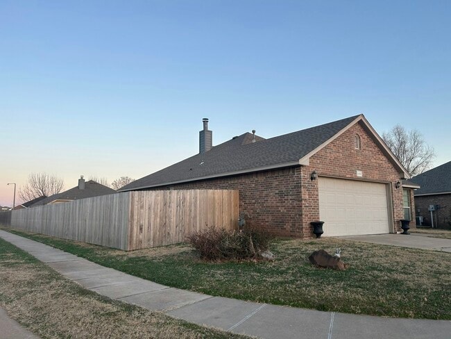 Building Photo - 2400 Rookhaven Ln