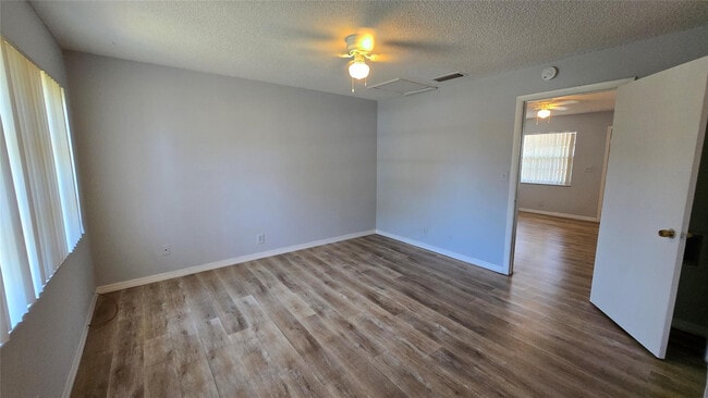 Building Photo - 416 Lakeside Dr