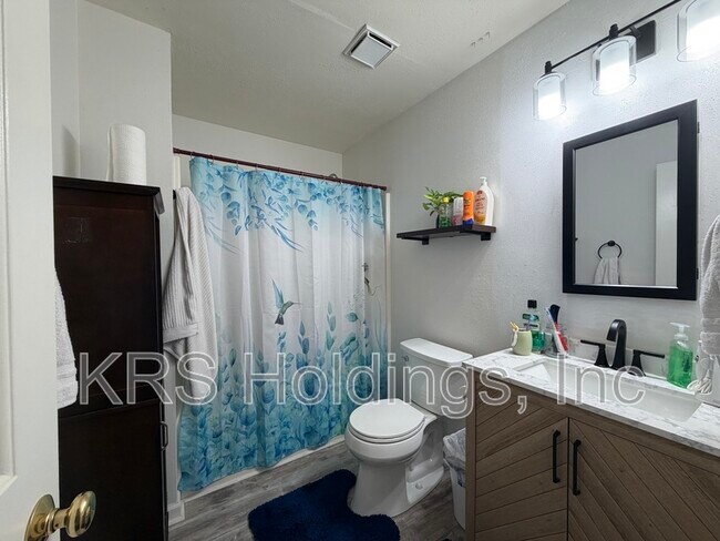 Building Photo - 3877 Sherman Oaks Ave