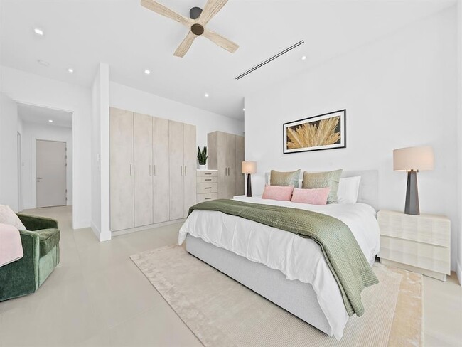 Building Photo - 2657 NE 34th St