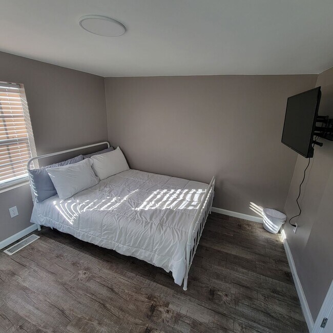 Building Photo - 4 Bed, 2 Bath Home for Lease-Furnished-Sparta,TN