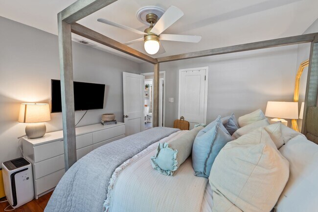 Building Photo - Charming Parkside 2-Bedroom Home Near Daffin Park with Fenced Yard & Patio