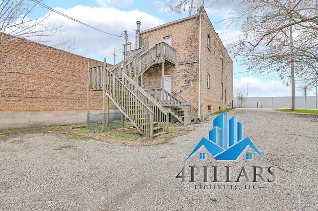 Building Photo - "Charming 2-Bedroom Haven in East Chicago - Spacious 750 Sq Ft Gem!"