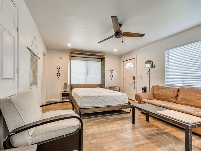 Building Photo - 217 E Daws St