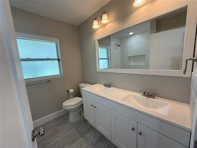 Building Photo - 3665 Belle Vista Dr E