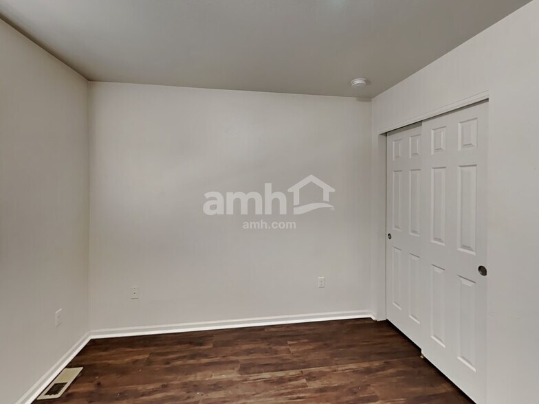 Building Photo - 5561 N Lisbon St