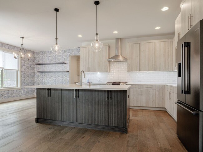 Building Photo - Stunning Ten Trails Home for Rent! 5 bedro...