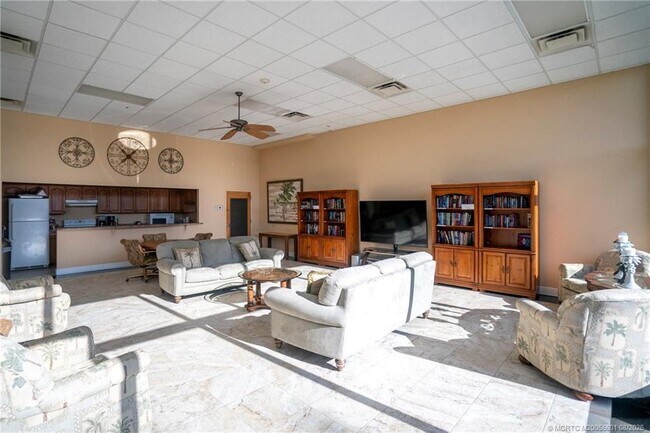 Building Photo - 10410 S Ocean Dr