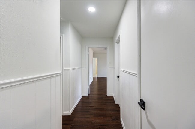 Building Photo - 5930 Miller Valley Dr