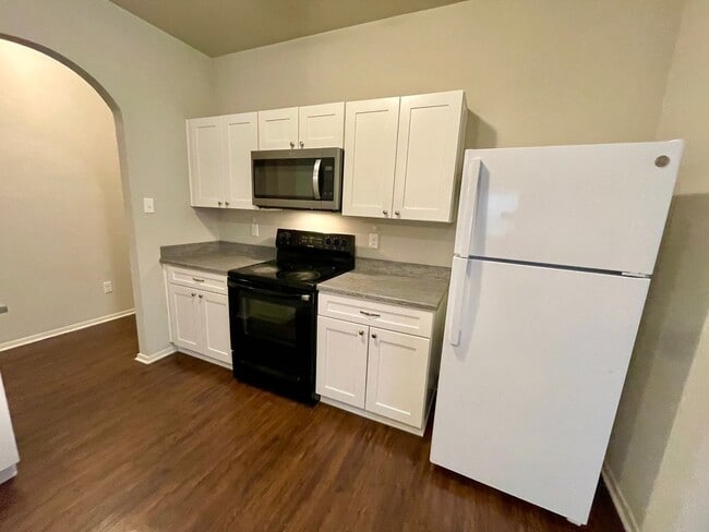 Building Photo - Three bed,  two bath in Valley View available now