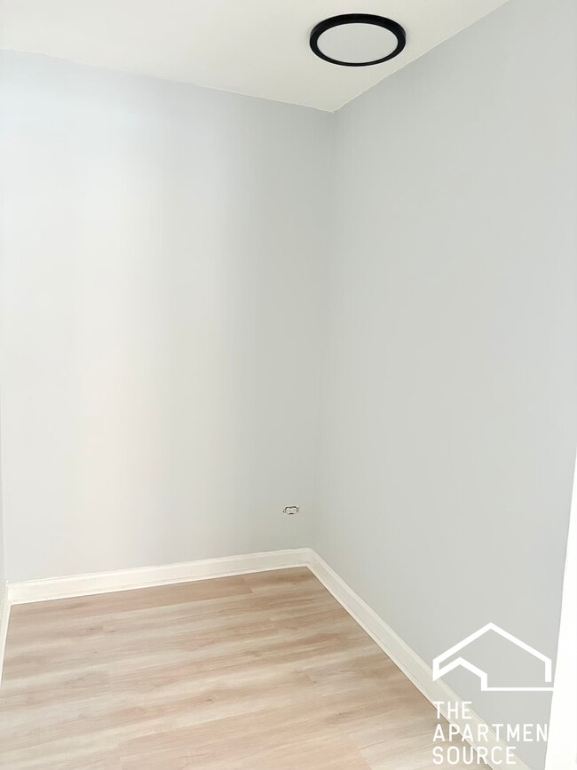 Building Photo - 6228 S Western Ave