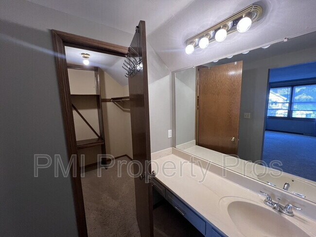 Building Photo - 3204 Chateau Ct