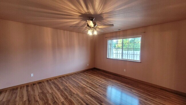 Building Photo - 13130 Lookingglass Rd