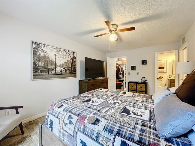 Building Photo - 100 E Oak Terrace Dr