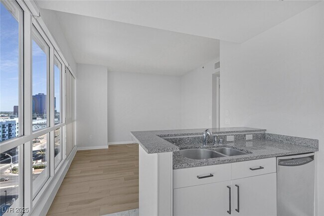 Building Photo - 4525 Dean Martin Dr