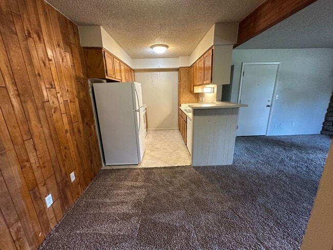 Building Photo - Location! Location! 2-bed 2-bath condo ove...