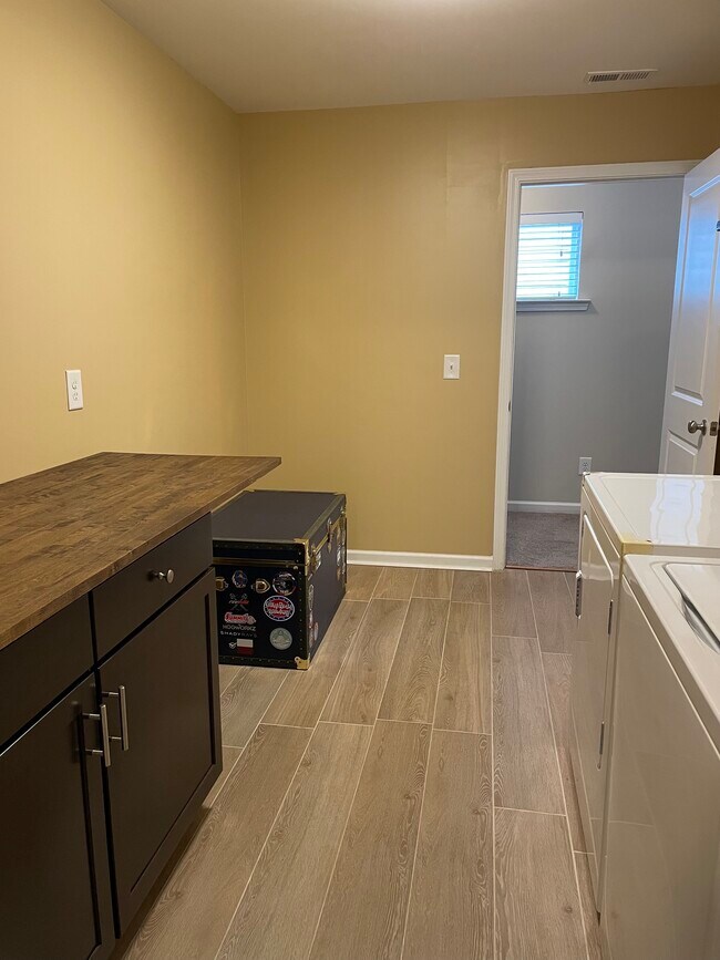 Building Photo - 108 Jersey Ln