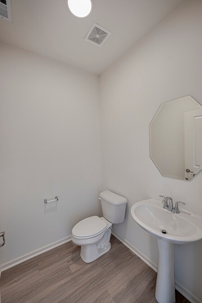 Building Photo - 2945 Showplace Dr