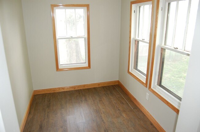 Building Photo - Cute & clean and close to campus!