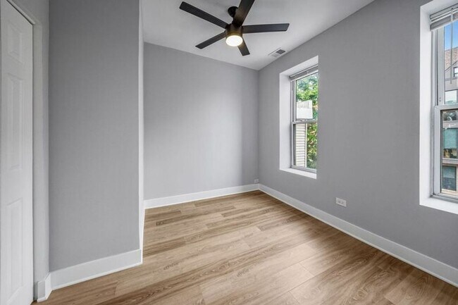 Building Photo - Gorgeous, Updated Duplex 2bd/2bth, Wicker Park Avail 5/1