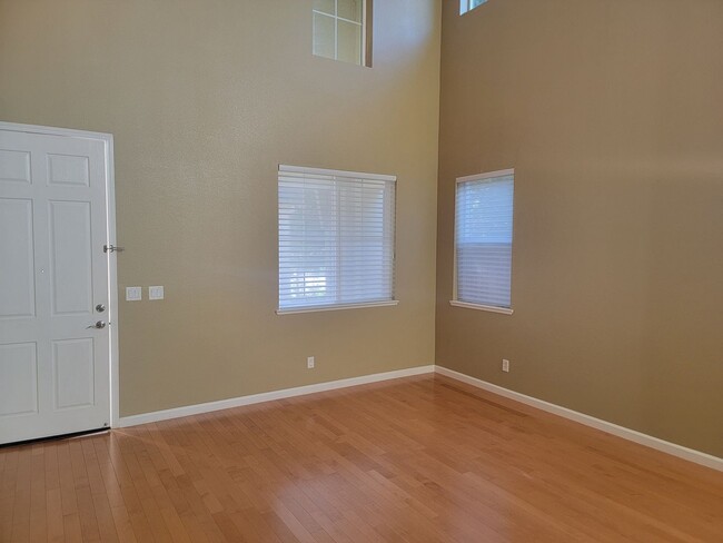 Building Photo - Gorgeous 4 bedroom 2.5 bath with large bon...