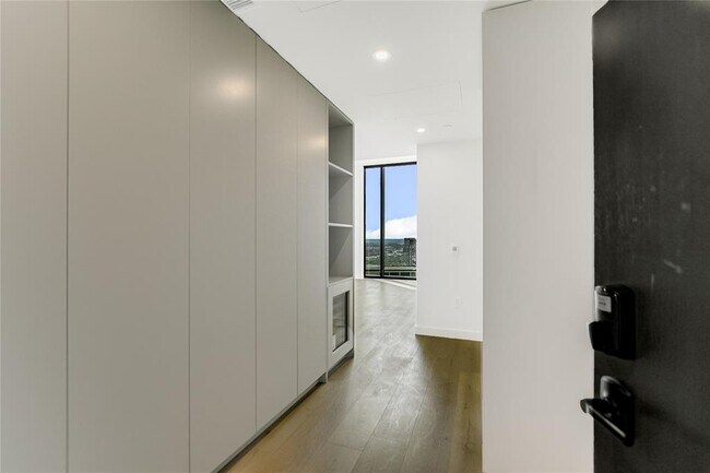 Building Photo - 610 Davis St