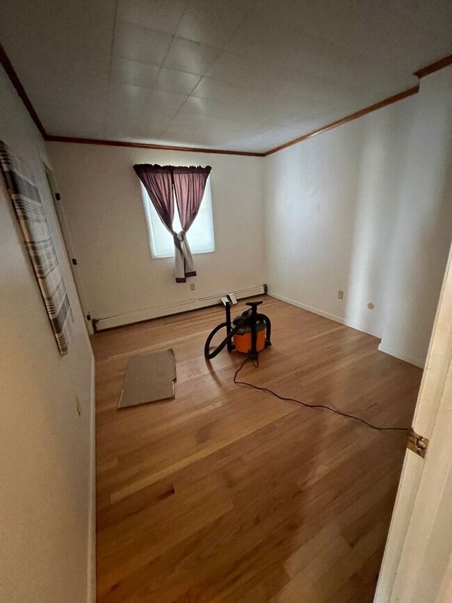 Building Photo - Spacious 3 Bedroom Home Available Septembe...