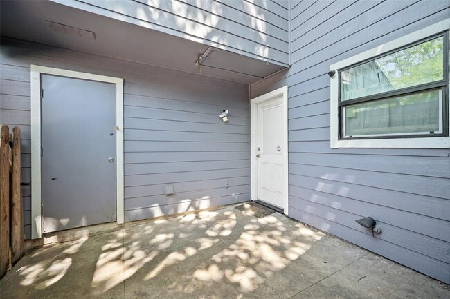 Building Photo - 810 Banister Ln